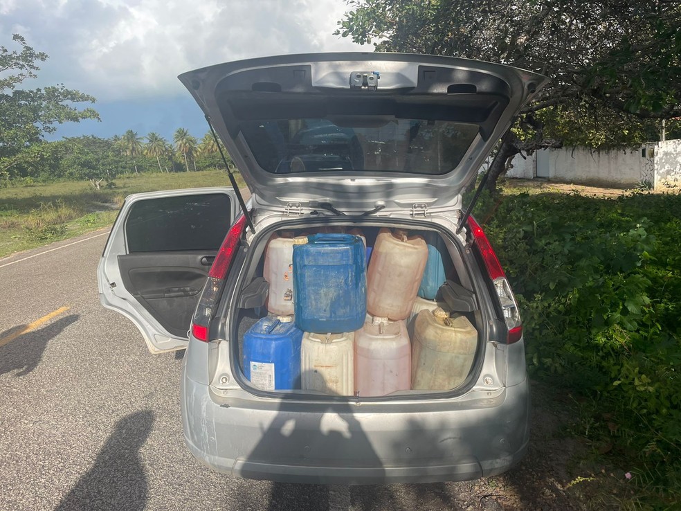Veículo com mais de 600 litros de combustível sem nota fiscal é apreendido em Lucena, PB — Foto: Divulgação / Polícia Militar