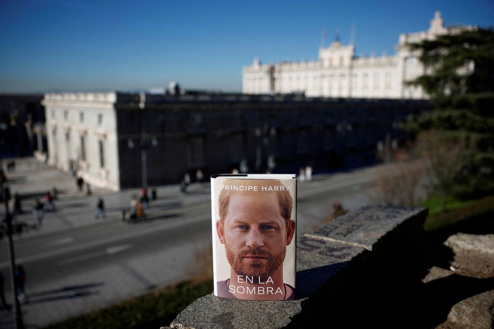 Cópia em espanhol do livro 'Spare' do Príncipe Harry em imagem ilustrativa do lado de fora do Palácio Real, em Madri, Espanha — Foto: Juan Medina/Reuters