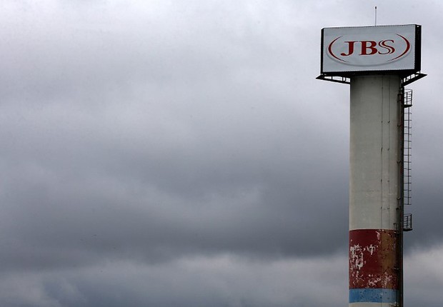 Logotipo do frigorífico brasileiro JBS SA é visto na unidade da cidade de Jundiaí­ (Foto: Paulo Whitaker/Reuters)