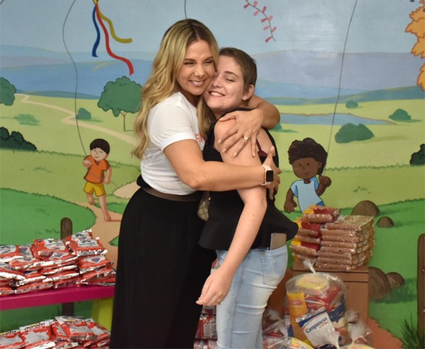 Carla Perez visita pacientes com câncer (Foto: Felipe Souto Maior/BrazilNews)