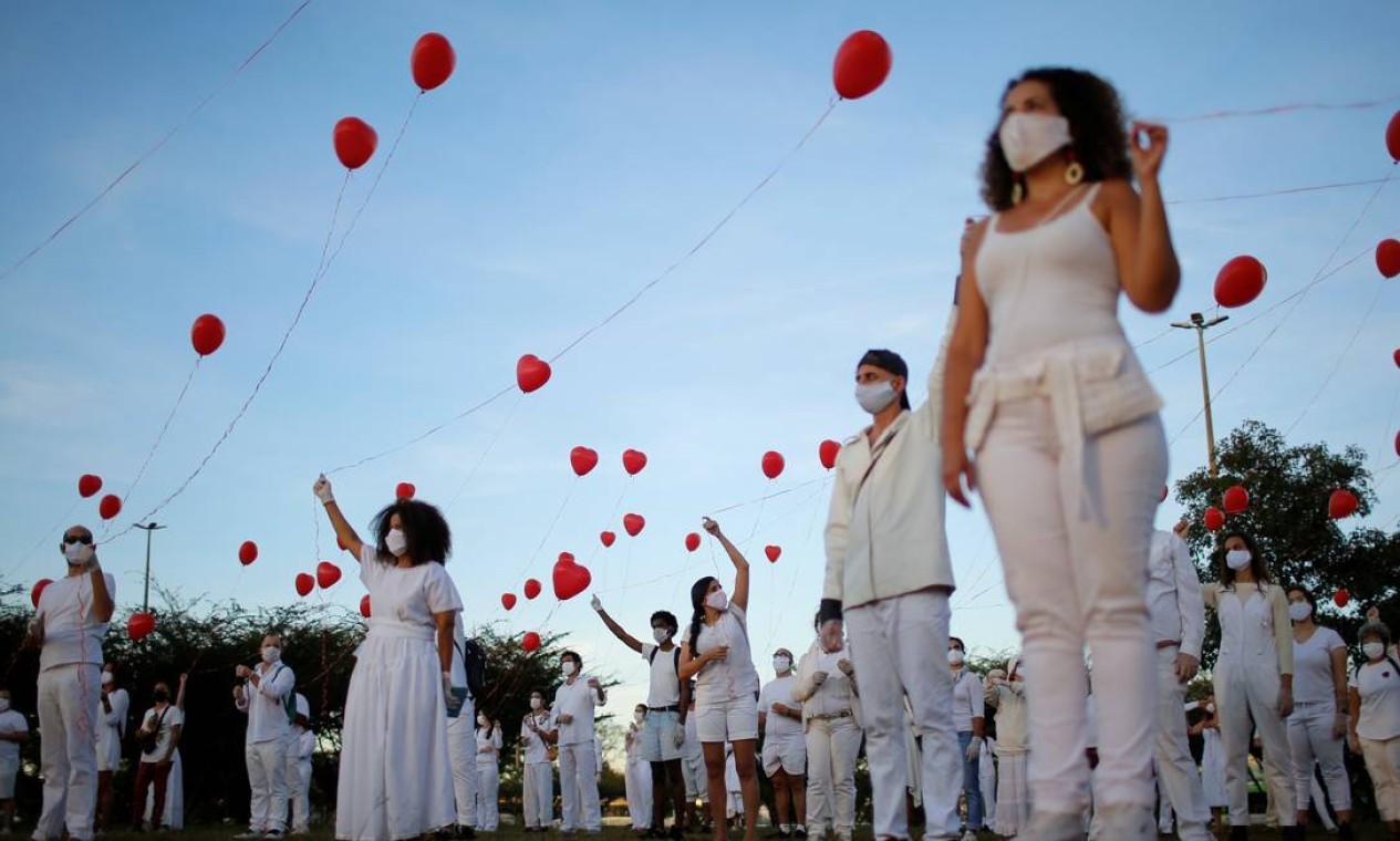 Artistas com balões vermelhos protestam em homenagem a pessoas que morreram pela COVID-19 no país, em Brasília — Foto: ADRIANO MACHADO / REUTERS