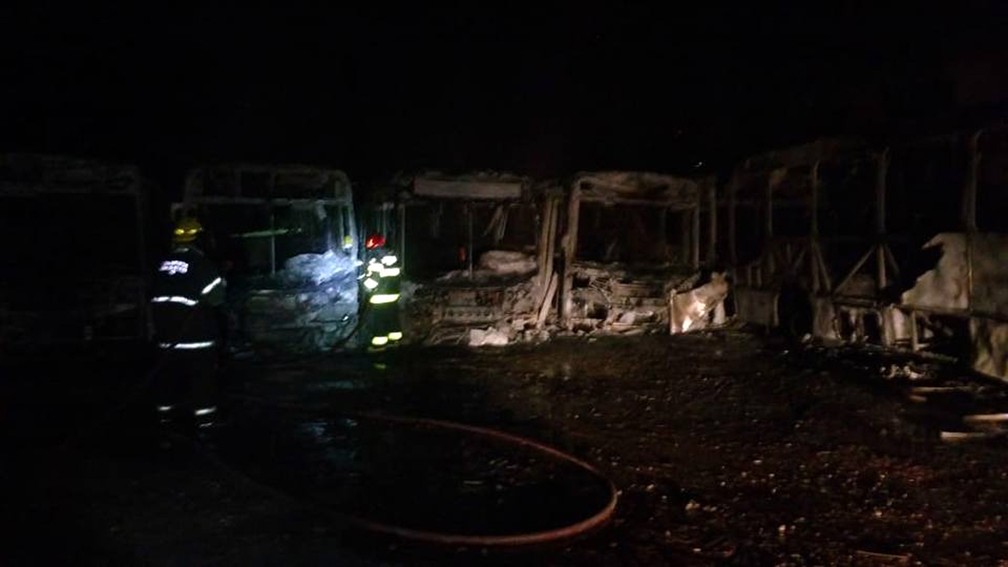 Ônibus foram queimados na garagem da empresa de transporte em Guaxupé (Foto: Corpo de Bombeiros)