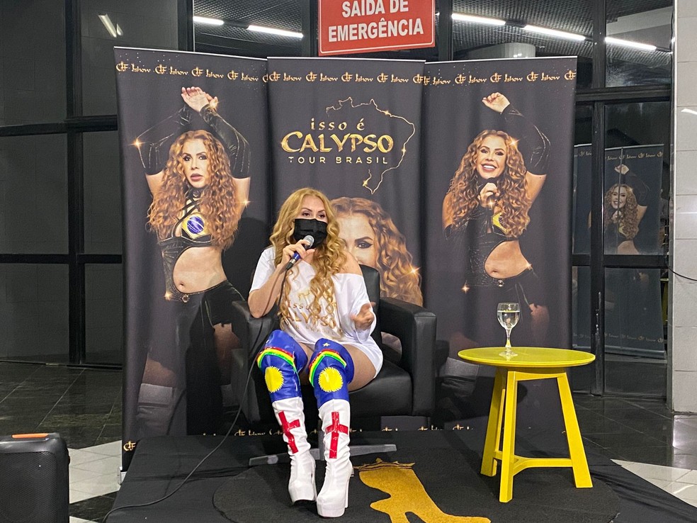 Joelma usou bota com símbolos da bandeira d Pernambuco durante coletiva em que anunciou turnê nacional — Foto: Paulo Veras/g1