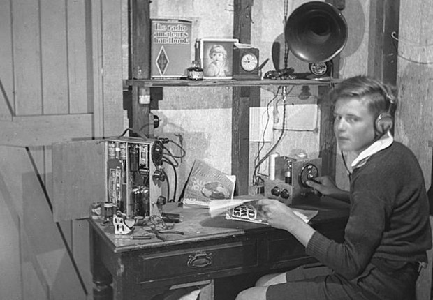 David era fascinado por objetos eletrônicos desde a infância e fazia seus próprios rádios (Foto: COLEÇÃO DA FAMÍLIA WARREN VIA BBC)