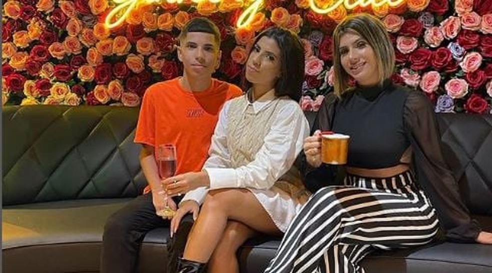 Bruno com a irmã, Fernanda, que morreu, e a mãe: ele estranhou o feijão — Foto: Reprodução/Redes sociais