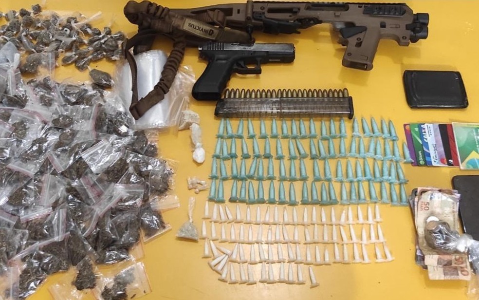 Drogas, arma e carro foram alguns dos itens apreendidos com suspeito. — Foto: Polícia Militar
