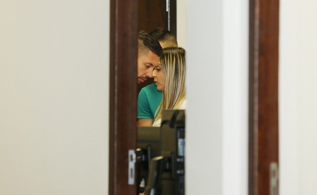 Edison e Cristiana Brittes, réus, acompanharam em uma sala o primeiro dia de audiências do processo sobre a morte do jogador Daniel — Foto: Giuliano Gomes/PRPress