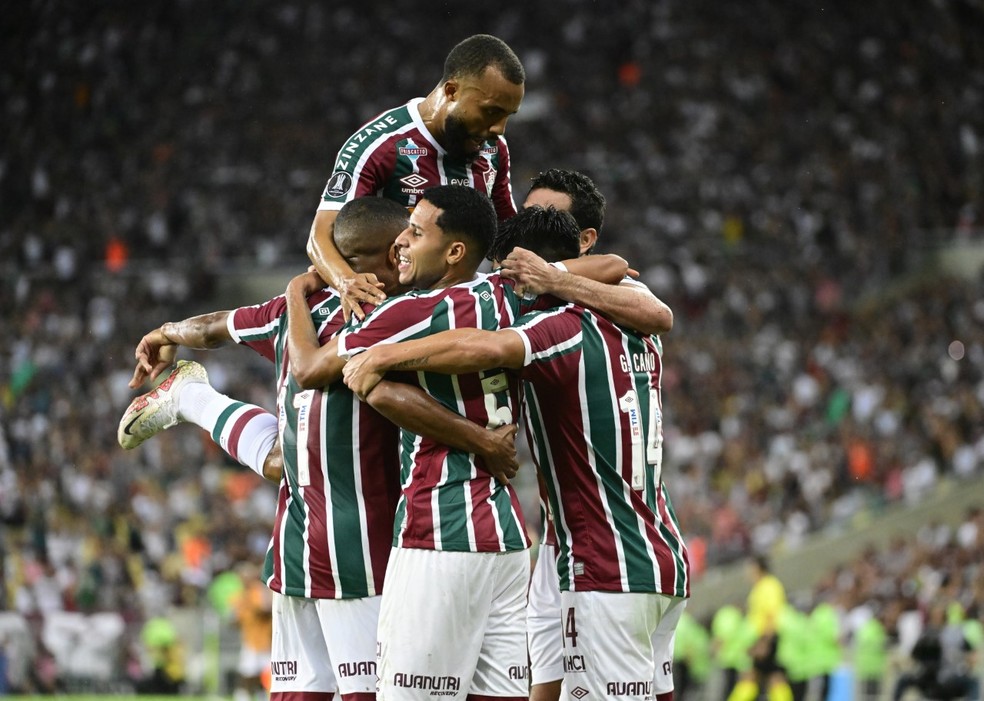 Elenco do Fluminense comemora gol de cano feito contra o River Plate  — Foto: André Durão 
