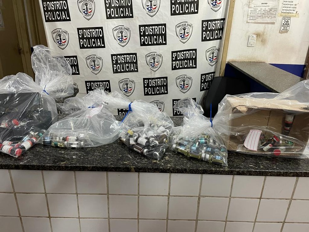 Frascos de anabolizantes apreendidos na clínica do médico. — Foto: Divulgação / Polícia Civil