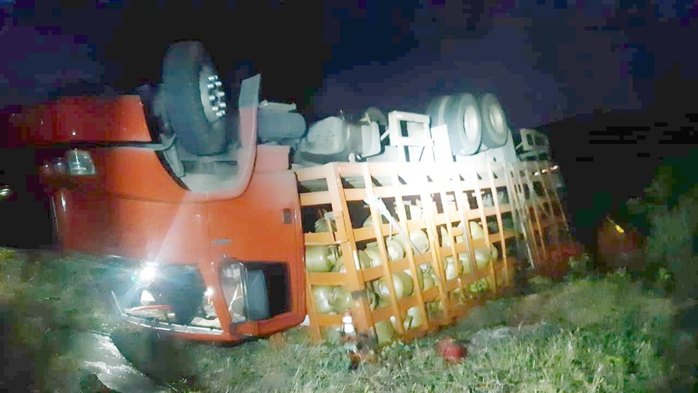 Caminhão capotou na BR-423 após o motorista perder o controle do veículo — Foto: PRF/Divulgação