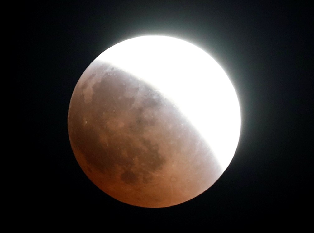 Eclipse parcial visto no céu do Cairo. (Foto: Amr Abdallah Dalsh/Reuters)