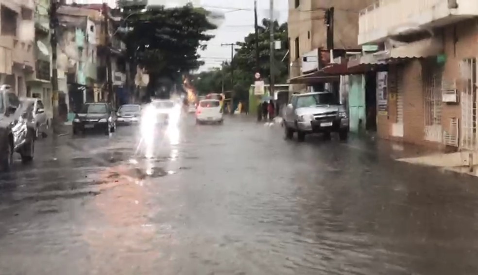 Chuva alagou trecho da Avenida Luiz Tarquínio, na Cidade Baixa — Foto: Arquivo pessoal