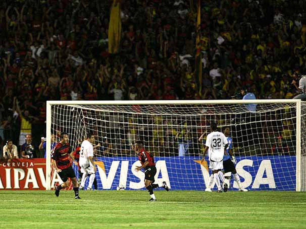 Carlinhos Bala comemora gol que abriu o placar contra o Corinthians — Foto: Arquivo Globo Esporte
