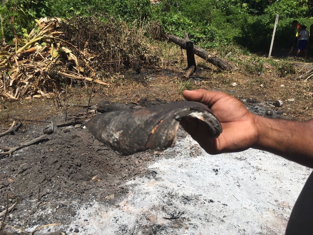 Objeto que caiu do céu no município de Camaçari, região metropolitana de Salvador (Foto: Juliana Almirante / G1)