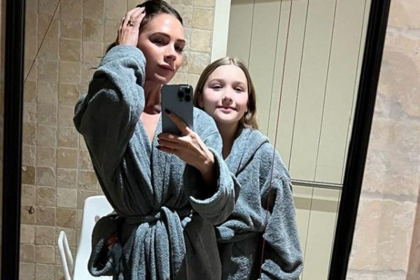 Victoria Beckham e sua filha caçula Harper em dia de spa (Foto: Instagram)
