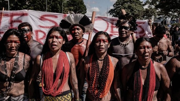 Apib quer que indígenas sejam incluídos em conversas sobre a Amazônia (na foto, eles participam de protesto no ano passado) (Foto: LÉO OTERO/MOBILIZAÇÃO NACIONAL INDIGENA)