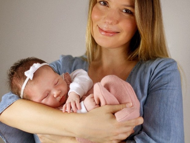 Graziella Schmitt e a filha caçula, Chloé, de 1 mês (Foto: Sweet Pics/Reprodução/Instagram)