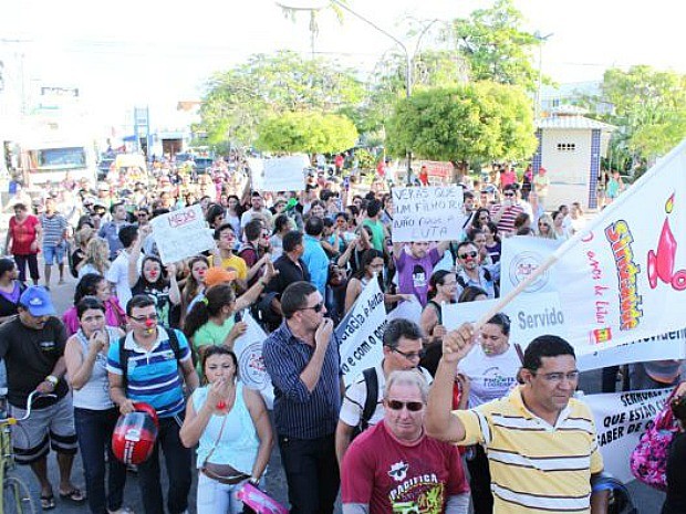 Cerca de duas mil pessoas vão às ruas em Iguatu (Foto: Honório Barbosa/Diário do Nordeste)