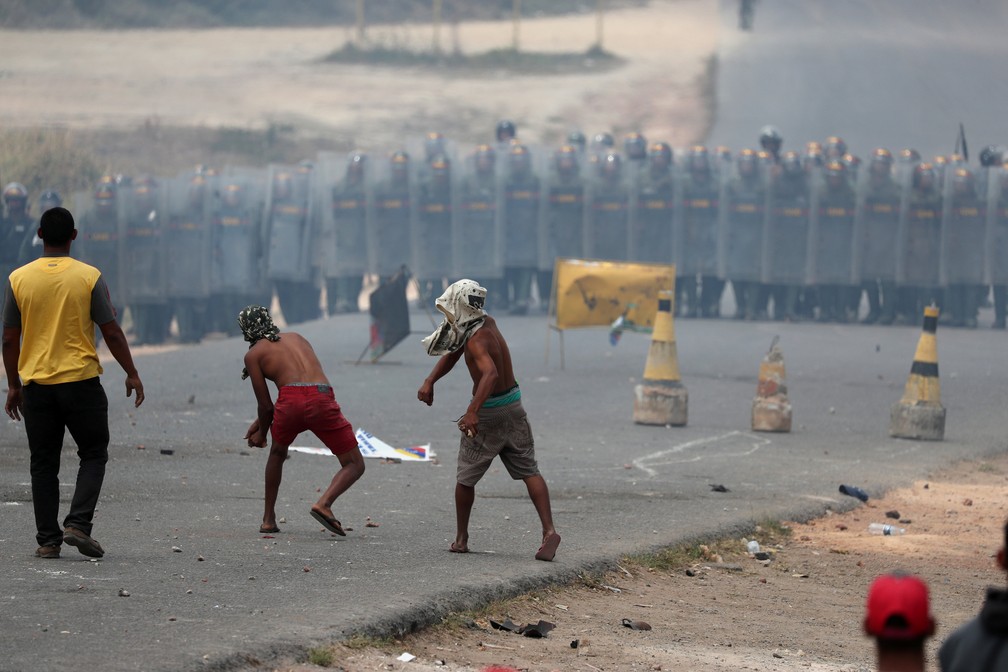 Confronto entre manifestantes e integrantes da segurança da Venezuela, em Pacaraima (24) — Foto: Ricardo Moraes/Reuters