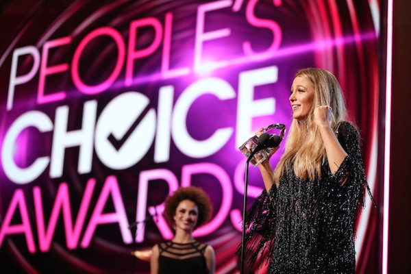 A atriz Blake Lively é premiada no People's Choice Awards (Foto: Getty Images)