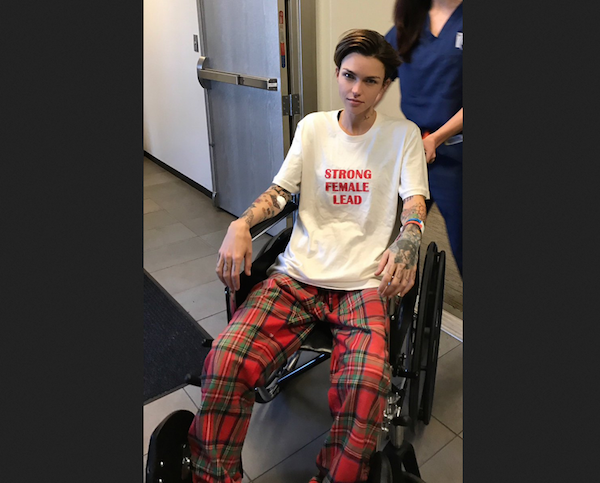 A atriz Ruby Rose em uma cadeira de rodas após passar por uma cirurgia na coluna (Foto: Instagram)