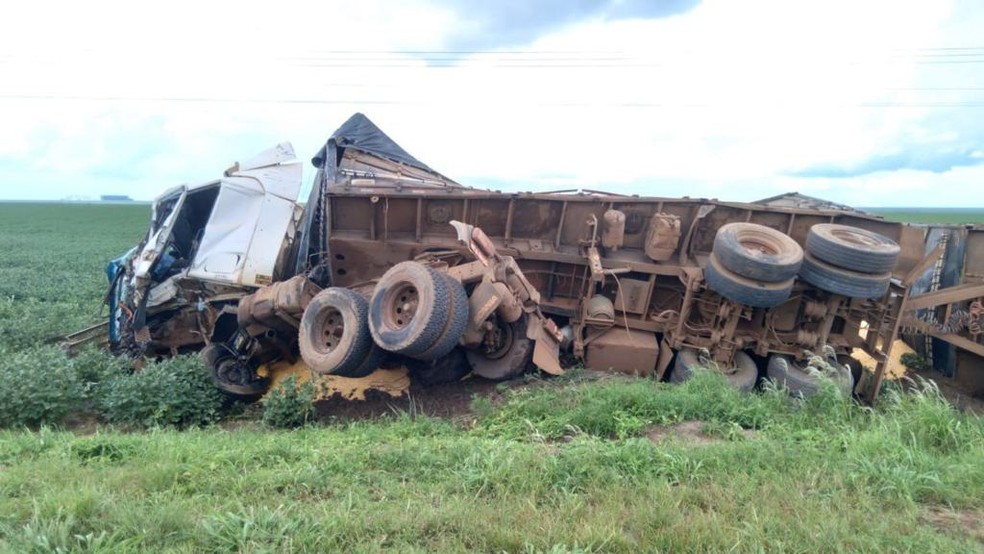 Um dos veículos tombou às margens da rodovia — Foto: Divulgação