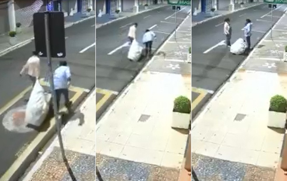 Vídeo mostra mulheres arrastando saco com corpo no centro de Marília — Foto: Circuito de segurança/Reprodução