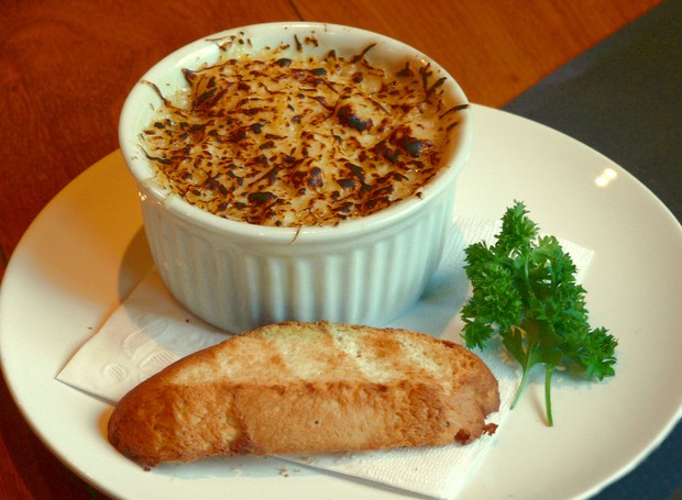 Sopa de cebola à moda belga, com cerveja, do restaurante Chez Vous (Foto: Bruno Siffredi/Divulgação)