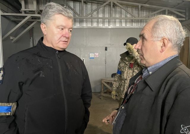 Petro Poroshenko, (esquerda), ex-presidente da Ucrânia, visitou Chernobyl logo após o acesso ser aberto novamente (Foto: BBC)