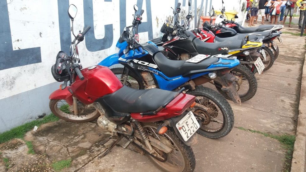 Cinco motocicletas foram encontradas com os suspeitos â€” Foto: PolÃ­cia Militar/DivulgaÃ§Ã£o