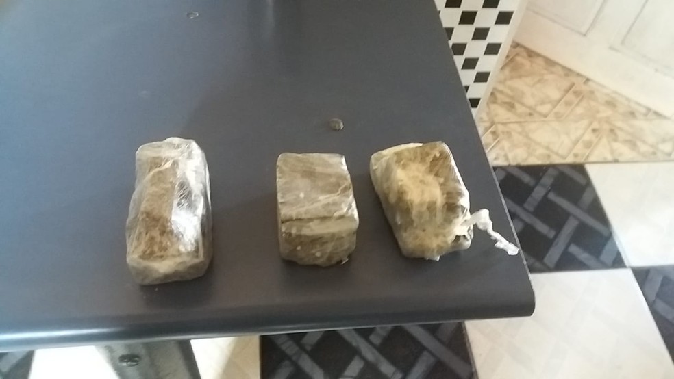 Preso em Castanhal foi flagrado com aproximadamente meio quilo de maconha prensada e munições de calibres 762, 556, .40 e 380 — Foto: Polícia Civil 