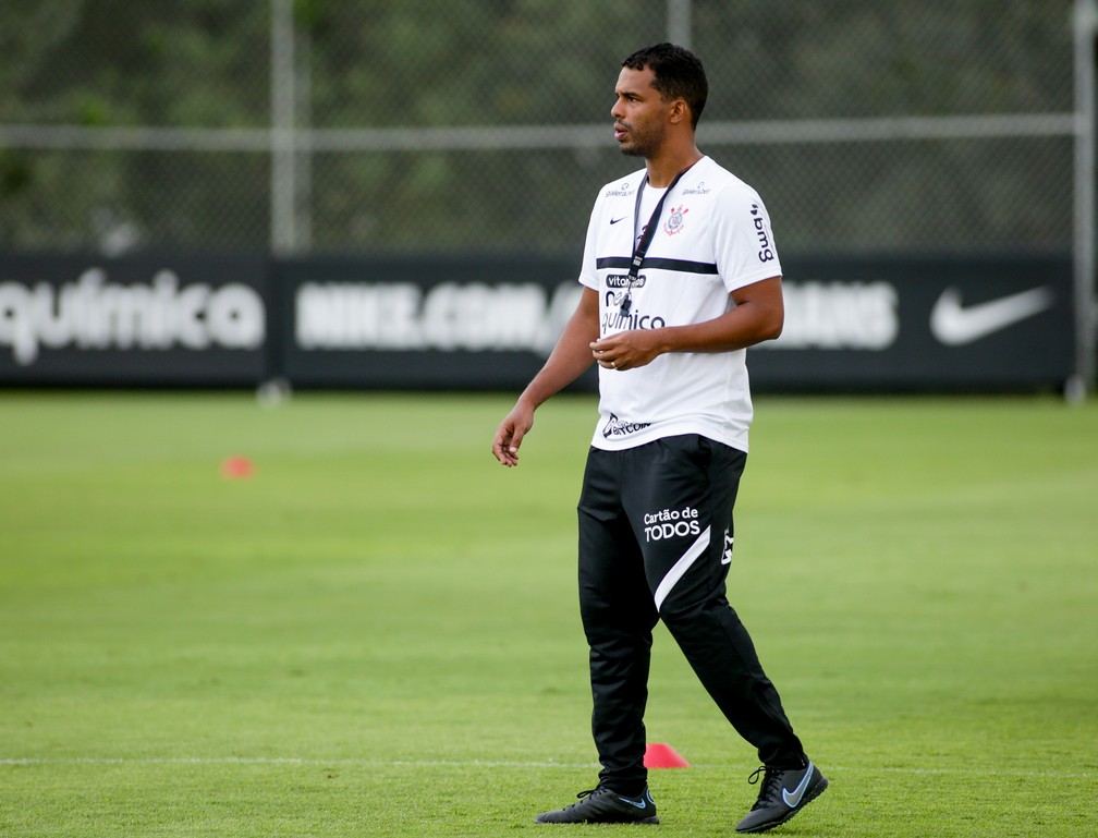 Fernando Lázaro, técnico interino do Corinthians, durante treino — Foto: Rodrigo Coca / Ag.Corinthians