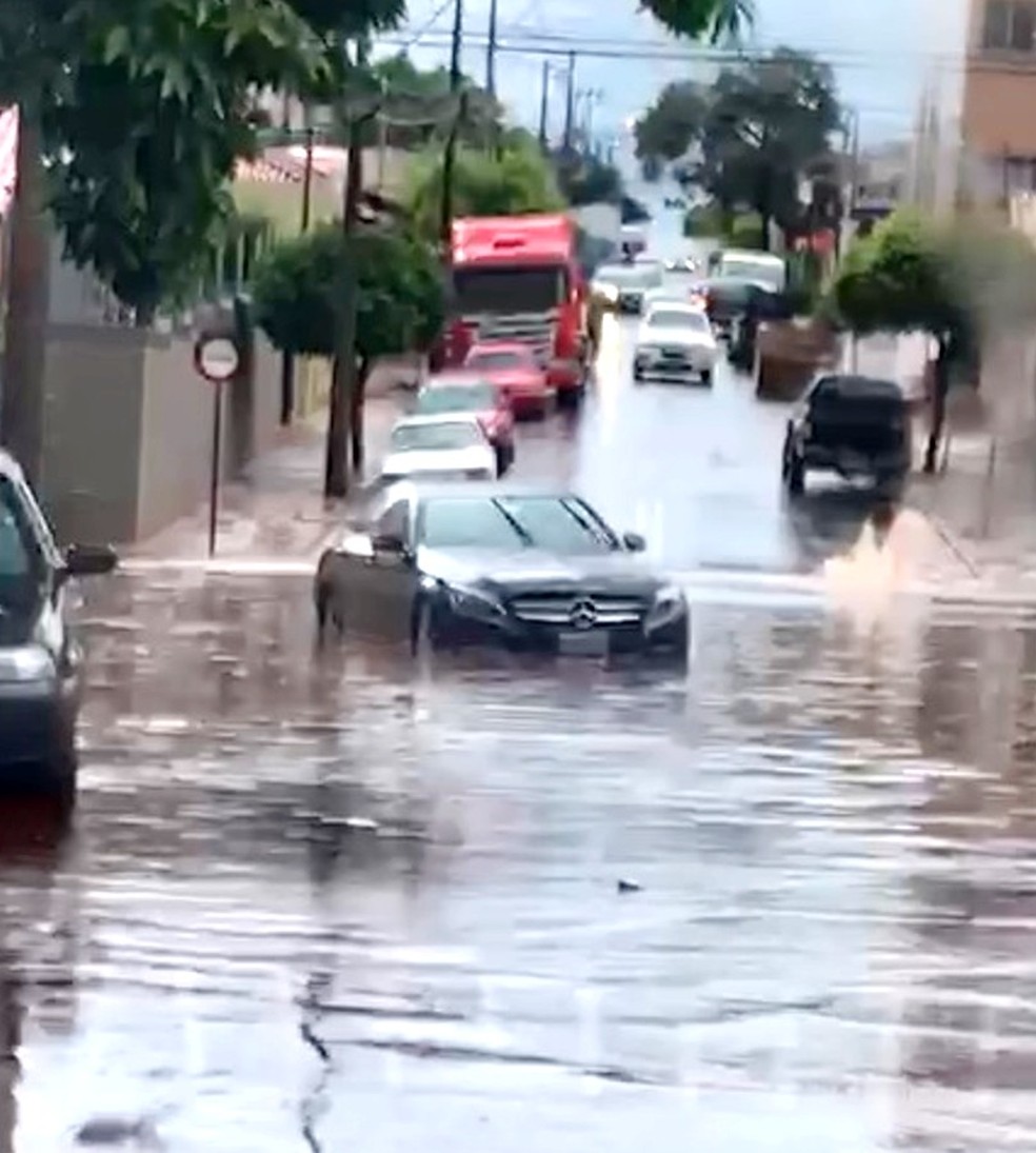 Chuva forte alaga ruas e arrasta veículos em Assis — Foto: Arquivo pessoal