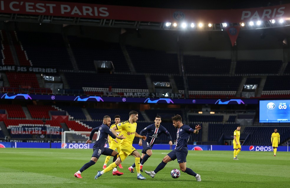 Neymar (à esquerda) nas oitavas de final da Champions entre PSG e Borussia Dortmund na temporada 2019/2020 — Foto: Uefa via Reuters