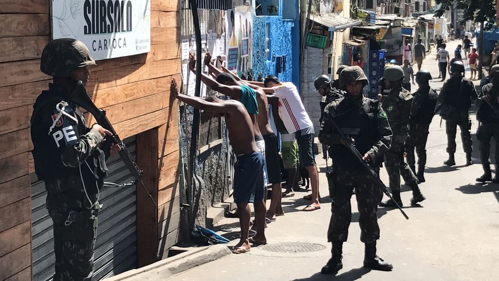 Polícia do Exército revista moradores na Rocinha no segundo dia de operação militar na comunidade (Foto: Henrique Coelho/G1)