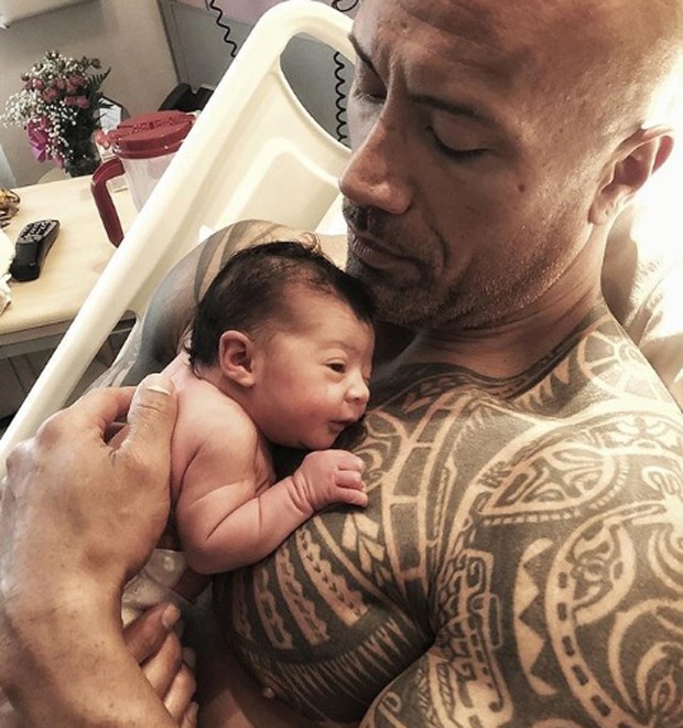 Gêmeos? Em clique raro, The Rock posa com a mãe e semelhança impressiona -  Quem