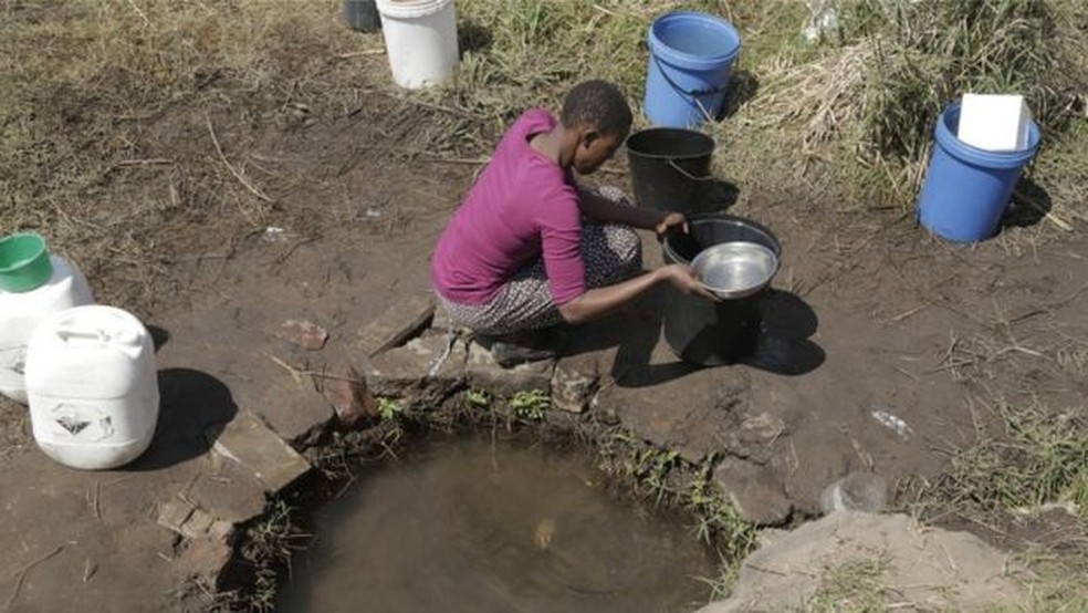 Área de seca no Zimbábue; ONU estima que 40% da produção de grãos e 45% do Produto Interno Bruto global estarão comprometidos em 2050 se a degradação do ambiente e os recursos hídricos continuarem nas taxas atuais — Foto: EPA/BBC