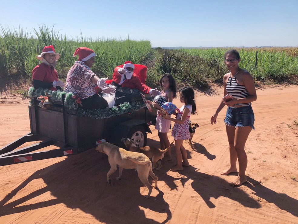 Mais de 200 presentes de Natal foram distribuídos a crianças no Assentamento Governador André Franco Montoro, em Marabá Paulista (SP) — Foto: Cedida