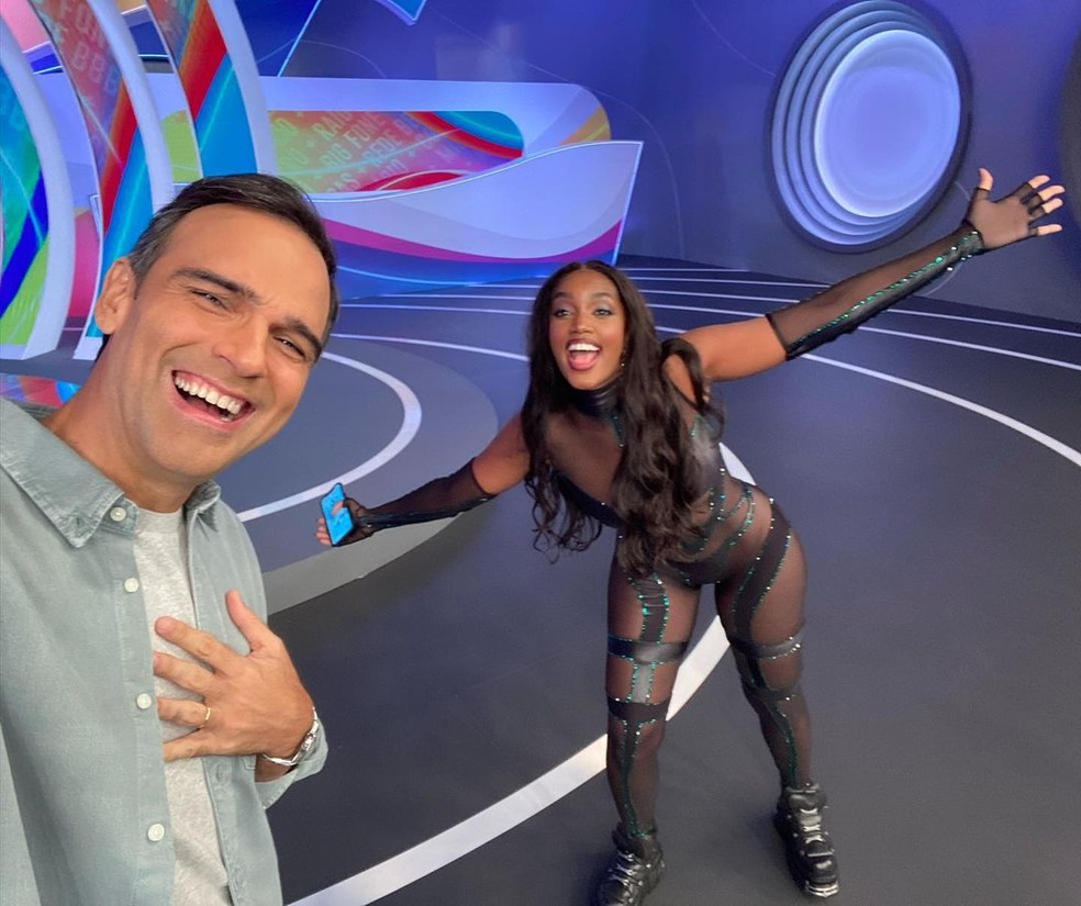 Tadeu Schmdit posa com IZA no BBB 22 e lembra mensagem da cantora ao estrear no BBB: 'Foi uma das primeiras' — Foto: Reprodução/Instagram