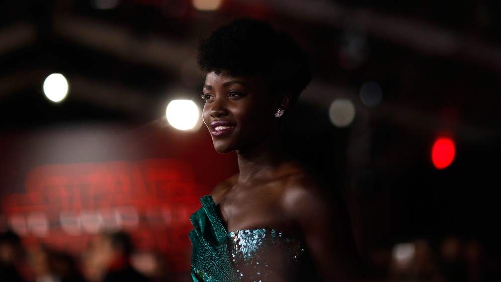 Lupita Nyong'o posa para fotos na pré-estreia mundial de 'Star Wars: Os Últimos Jedi' (Foto: Mario Anzuoni/Reuters)
