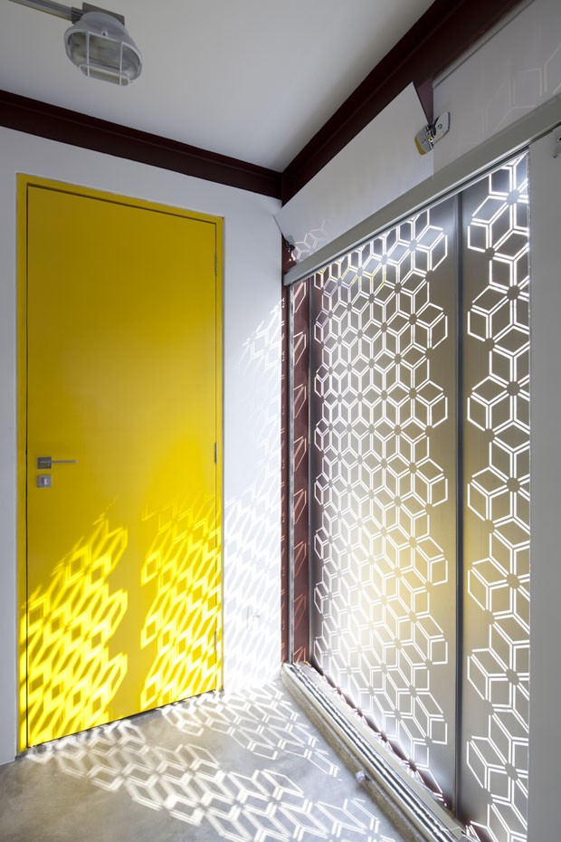 Chapas metálicas perfuradas criam um belo jogo de luz e sombra nesta casa (Foto: Maíra Acayaba)
