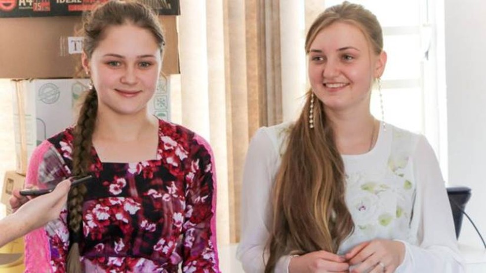 Iulia Ovchinnikov, de 16 anos, e Felessata Kilin, de 18, vivem na região desde o nascimento  — Foto: Gilberto Leite/RDNews