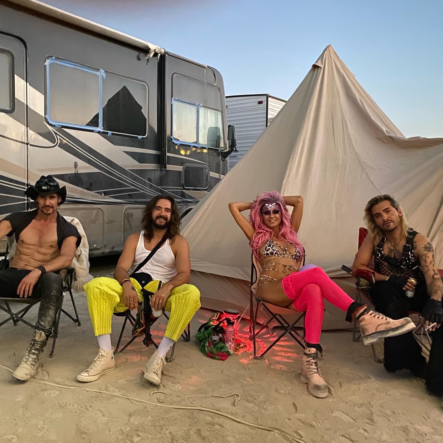 Heidi Klum curtiu festival no Deserto de Black Rock, em Nevada, com o marido, Tom Kaulitz, e amigos (Foto: Reprodução / Instagram)