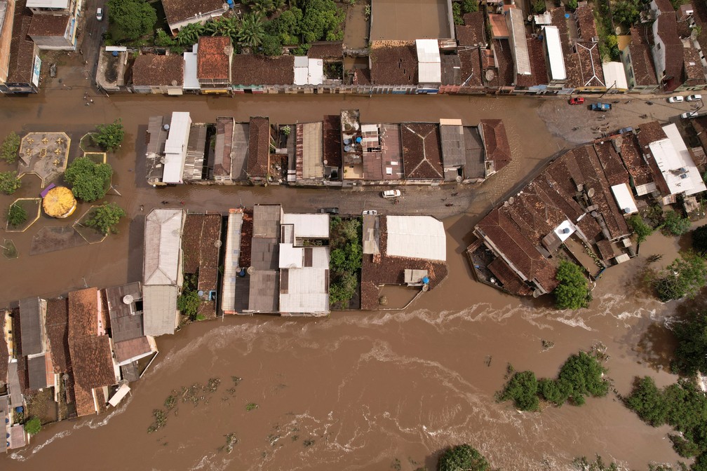 Foto aérea mostra ruas inundadas após por fortes chuvas em Itajuipe (BA) no sul da Bahia, em 27 de dezembro    — Foto: Amanda Perobelli/Reuters