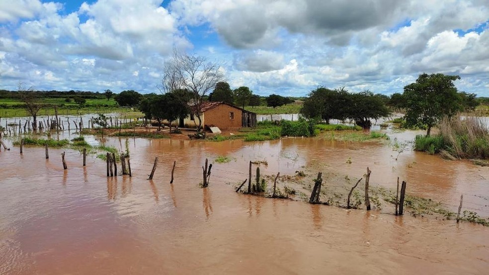 Casa fica isolada após fortes chuvas em Curimatá, no Sul do Piauí — Foto: Divulgação/Prefeitura de Curimatá