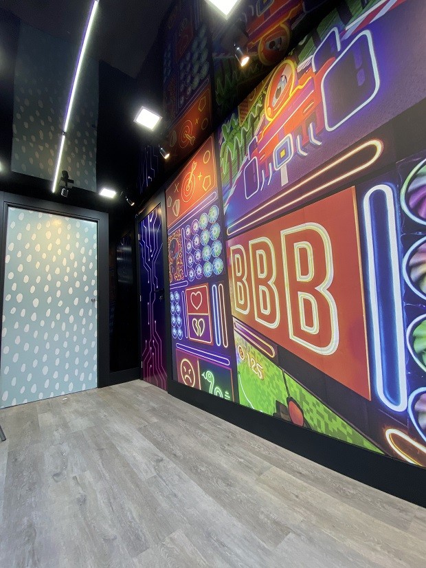 Interior da loja itinerante temática do BBB, da Pormade Portas (Foto: Divulgação)