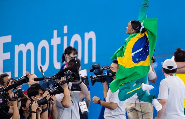 TOKYO, JAPAN - AUGUST 1: Rebeca Andrade of Brasil celebrating her gold medal after competing in the Women's Vault Final during the Tokyo 2020 Olympic Games at the Ariake Gymnastics Centre on August 1, 2021 in Tokyo, Japan (Photo by Iris van den Broek/BSR  (Foto: Getty Images)