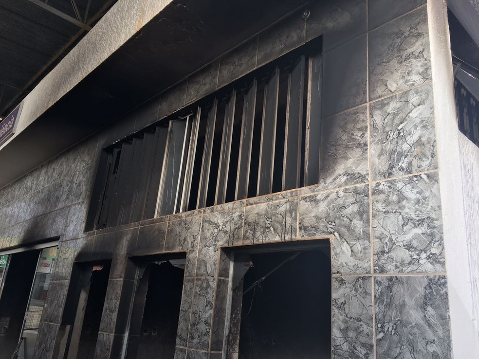 Incêndio atingiu parte que era utilizada como loja de conveniência (Foto: Valmir Custódio/G1)