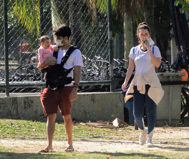 Nathalia Dill em passeio com a filha, Eva, e o noivo, Pedro Curvello (Foto: Daniel Delmiro/AgNews)