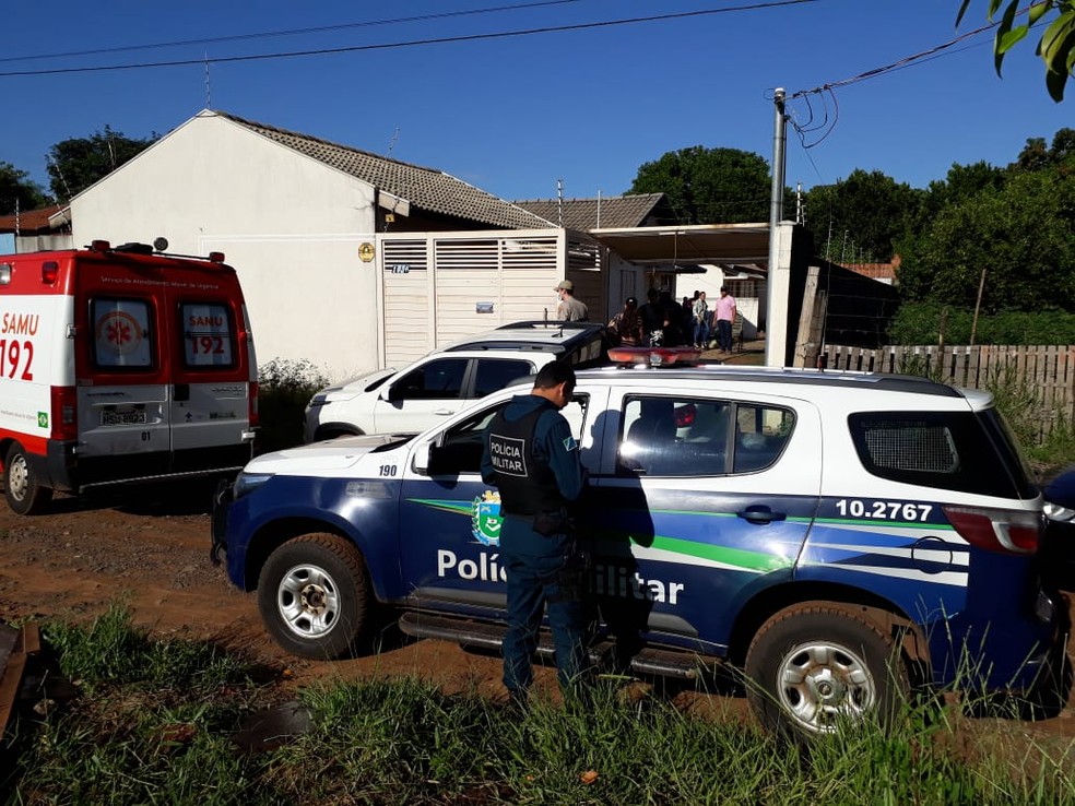 PolÃ­cia e Samu na residÃªncia do casal â Foto: Osvaldo NÃ³brega/TV Morena